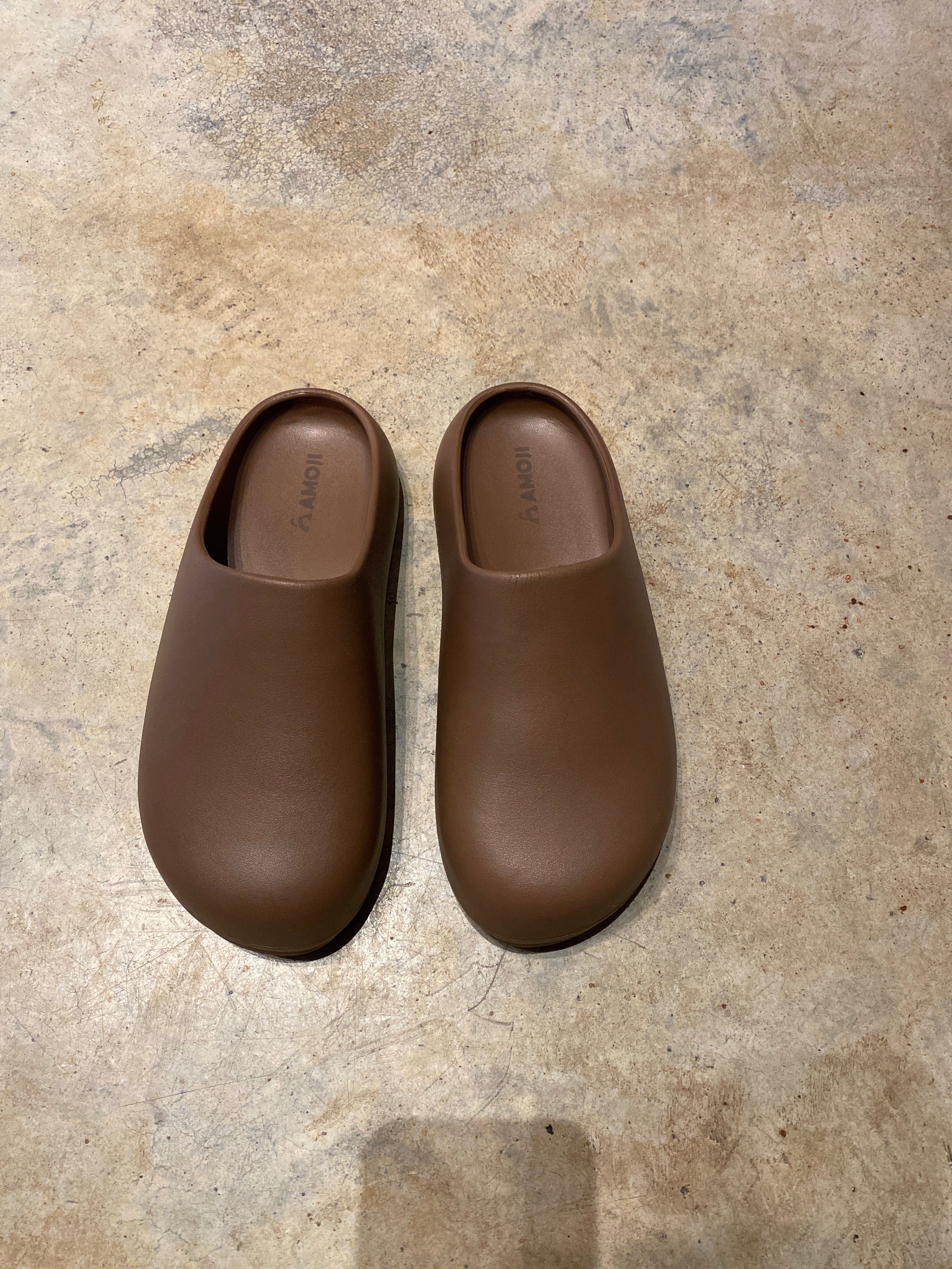 Amoji Brown Slides 40/41